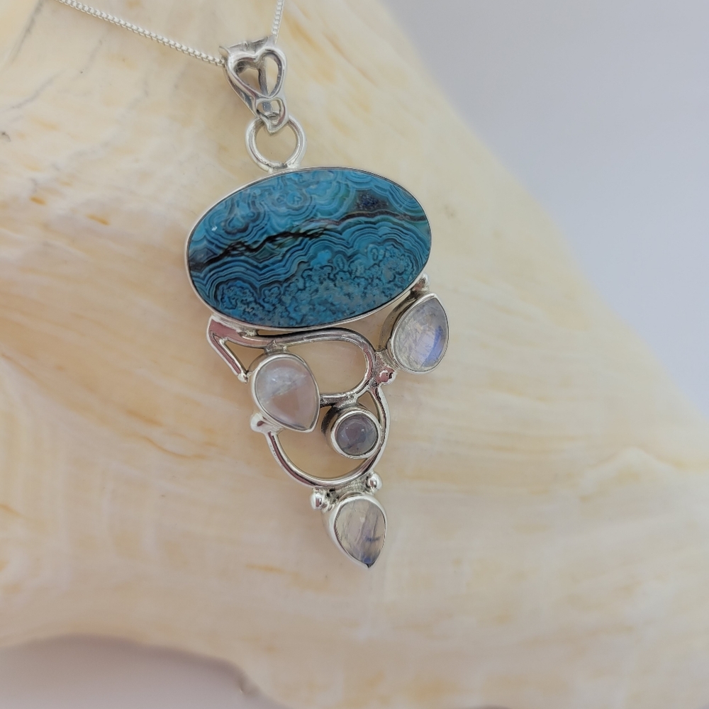 Mexican Laguna Lace Agate Pendant with Moonstone